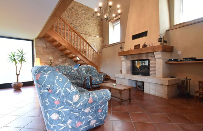 Spacious Holiday Home in Besse With Swimming Pool - Foto 16
