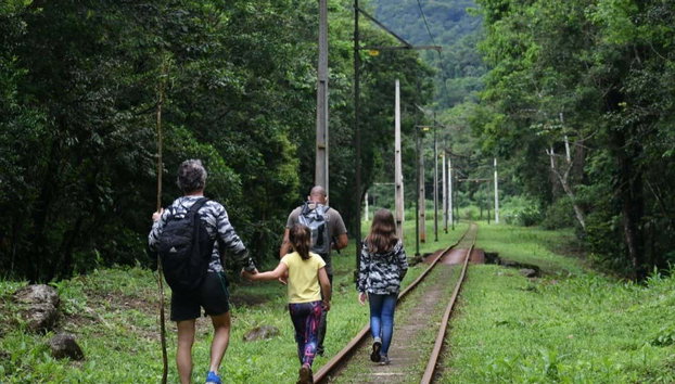 Randonnée dans Bertioga + Balade en bateau - Photo 2, Promenade le long des voies du tramway