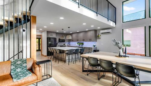 LUXE Hyak Retreat with Sauna, Hot Tub, Game Room, 6BR - Foto 2