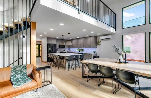 LUXE Hyak Retreat with Sauna, Hot Tub, Game Room, 6BR - Foto 2