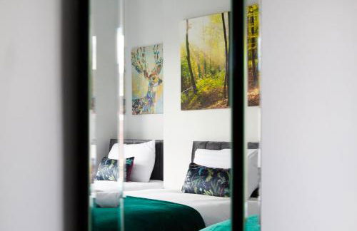 4 Bedrooms Spacious House With 2 Bathrooms Free Parking - sleeps up to 10 guests - Foto 24