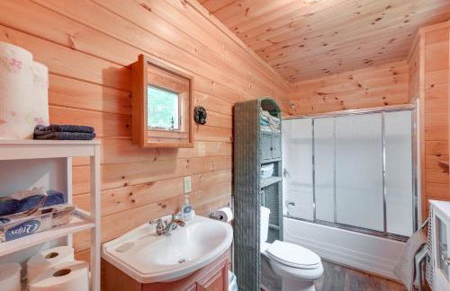 Near Snowmobiling Secluded Harmony Cabin with Deck! - Foto 12