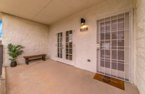 Bright Eastside 2BD 2BA Retreat w Pool and Parking - Foto 28