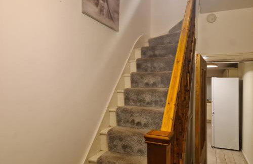 L & J ESCAPES- 4 BEDROOMs SUITABLE FOR CONTRACTORS AND FAMILIES- LARGE PRIVATE PARKING-10 MINUTES TO M6 JUNCTION 9 - Foto 14