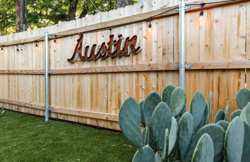 Mid-century home in Zilker with a backyard - Foto 37