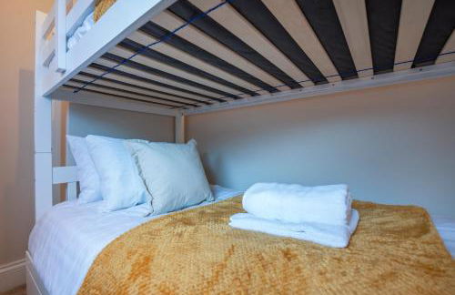 Cosy 2-Bed Flat with Free Parking-by Holiday Homes - Foto 9