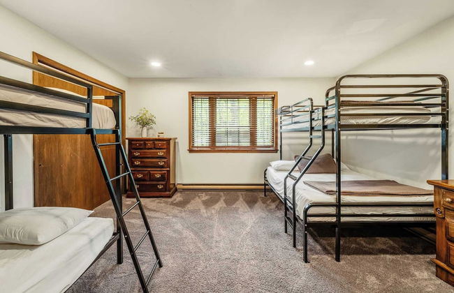 Sky View Chalet by Avantstay Stunning Interior, Spacious Deck, Hot Tub, & View - Photo 25