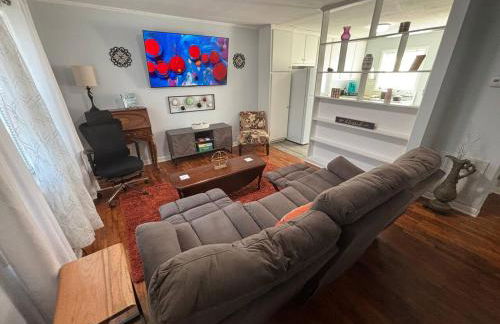 Quiet in Town - 2 beds, Large TVs, Big Parking , Nintendo & EV Ready - Foto 8