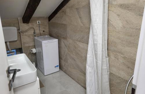 V&V Center Apartment - Photo 16