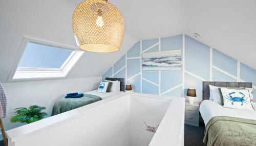 Sunny Seaside Paradise - Sleeps 5 - Photo 3