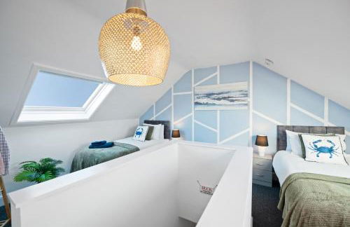 Sunny Seaside Paradise - Sleeps 5 - Photo 3