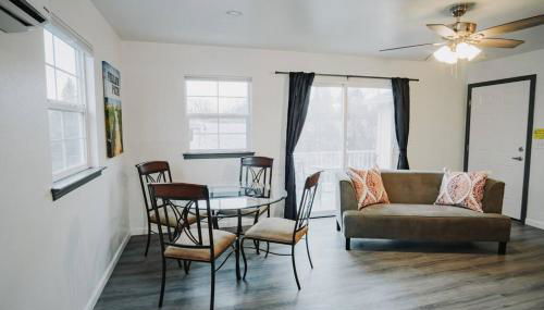 Gorgeous Upstairs Studio with Patio and Laundry - Foto 3