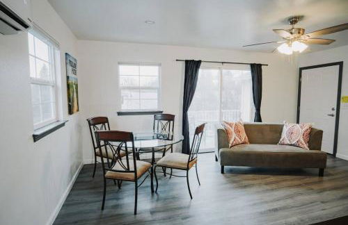 Gorgeous Upstairs Studio with Patio and Laundry - Foto 3