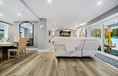 New Sunday River Ski Retreat with Hot Tub Spa - FirePit Sleeps 16 - Foto 59