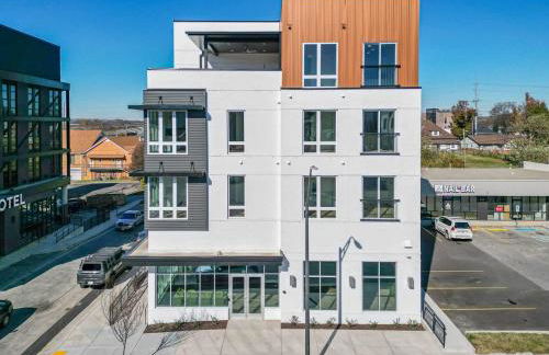 Here You Come Again by Stay Local Nashville - Foto 44