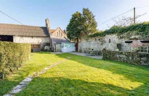 The Old Abbey Farmhouse - Stay at Quarr Abbey Monastery - Pet-Friendly Farmhouse with History & Countryside Views, surrounded by woodland & nature - Photo 38