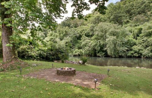 Astounding River View - Outdoor Hot Tub, Volleyball Net, Game Room + More! - Foto 45