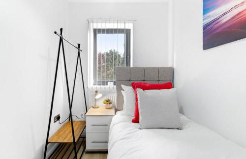 Modern 4 Bedroom House With Parking in Farnham Royal, Slough By 360stays - Foto 27