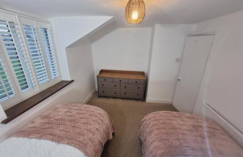 Neet Retreat - sleeps 7 next to beach - Foto 36