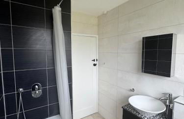 The Plum Tree - 5 luxury modern bedrooms - Photo 11