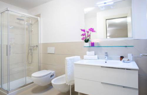 SALA COMACINA APARTMENT NO 4-SLEEPS 10 by Italian Apartments - Foto 19