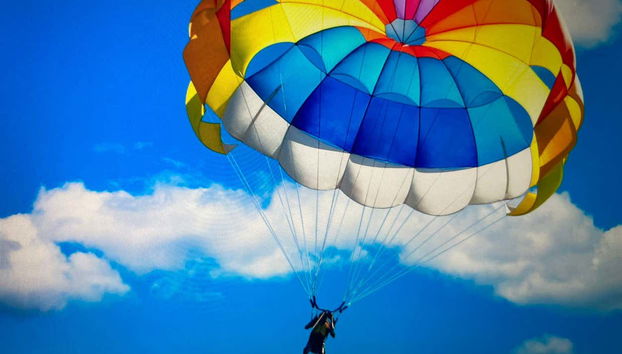 Disfrutando del parasailing en Fuenguirola