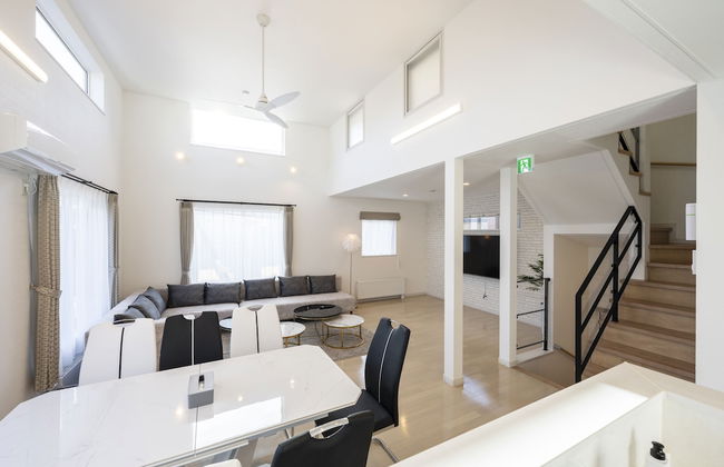 THE LUNA LOUNGE - Photo 58