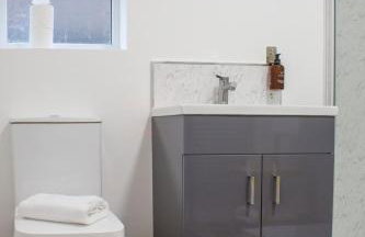 6 BR 3 Bath Spacious Tudor House & Free Parking - Foto 40