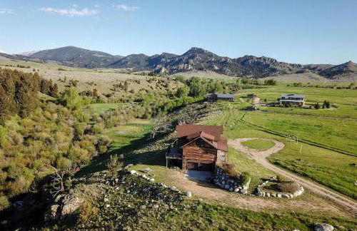 Scenic Mountain Cabin with Creekside Deck & Outdoor Fireplace near North Meadow Creek, Montana - Foto 12