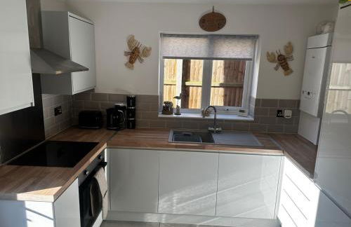 Sunny 2-Bedroom Coastal Stay with Free Parking - Foto 14