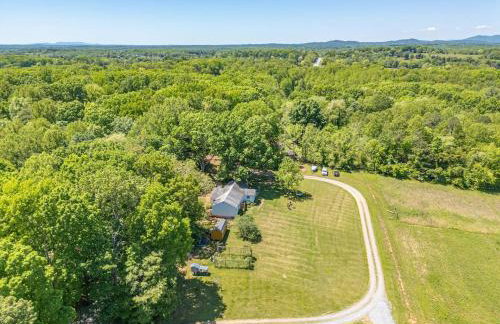 Redwing Farm Cottage - Mountain Views and Firepit! - Foto 47