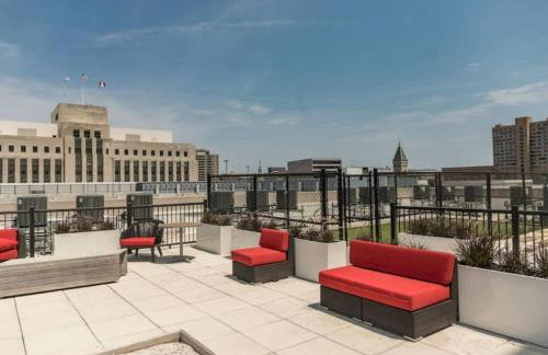 Modern Industrial Apartment with Skywalk - Foto 16