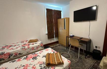 LARGE SELF CATERING HOUSE WITH WiFi CLOSE TO TRANSPORTS - Photo 29