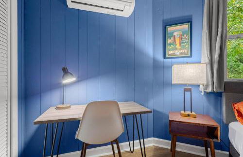 Fun & Funky Asheville Home with Pool Table, Darts - Foto 20