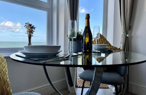 Luxury Sea View Apartment with Multi Room Balcony And Private Onsite Parking Only 300M From the Beach - Foto 13