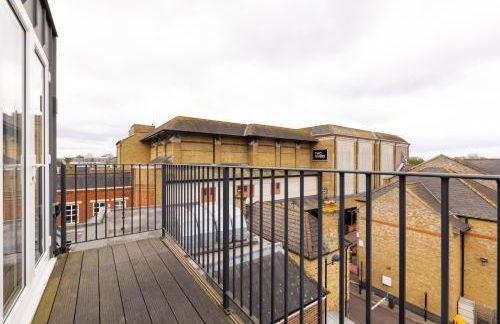 Staines City Centre by Charles Hope - Foto 15