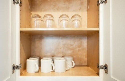 Renovated Dog Friendly Duplex Near Food & Fun Fully Fenced Yard and Private Parking - Foto 38