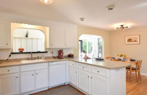 Bright & Open Central A C Dog Friendly - Photo 10