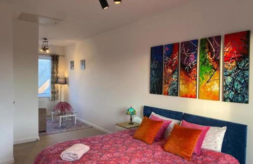 Homely, Cosy & Contemporary 4 BDR house with Garden & Parking 5 mins drive to Addenbrookes & Papworth hospitals & Bio Medical campus - Foto 7