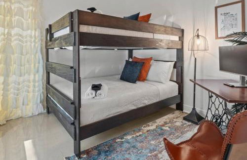 Hideout on the Hillsborough is a Gorgeous Renovated 3BR Pet Friendly Home on the Hillsborough River located in the North End of Seminole Heights - Foto 34