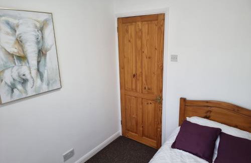 Entire 3 bedroom home with Parking in Welling, London, UK - Photo 42