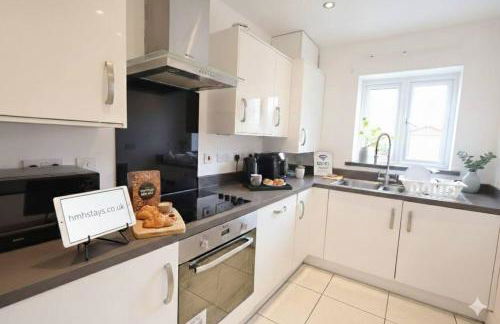 Spacious 4BR House with 2 Bathrooms and 1 WC ideal for Families, Professionals and Relocators near NEC, BHX, HS2 and JLR with Travel Cot, Pets Allowed and Free Parking - The Home Makers Hub - Foto 2