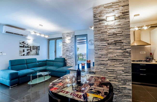 Modern apt Close to Znjan Beach, With big Terrace - Photo 1