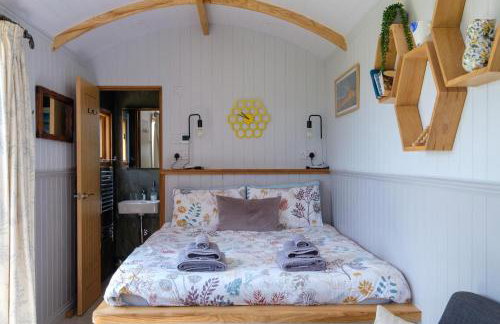 Honey Bee - Comfortable luxury shepherds hut with hot tub - Foto 34