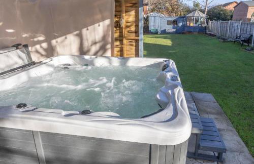 Charming 3 Bed Home in Churchdown with Hot Tub - Foto 23