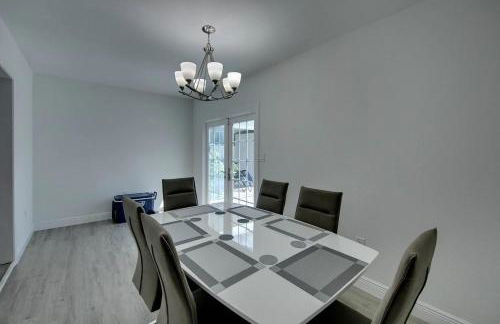 Spacious Home Sleeps 16 - Private Pool Near IMG - Foto 3