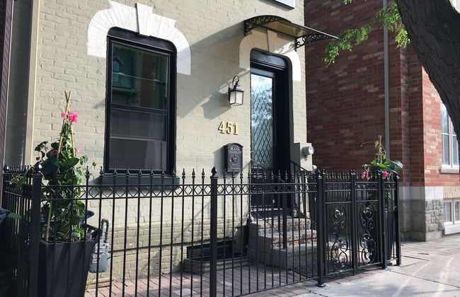 Beautiful 4BR Downtown House, Sleeps 10 - Photo 43