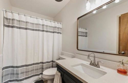 3 Bed 2 Bath Home w 2 Car Garage & Fitness Room - Foto 30