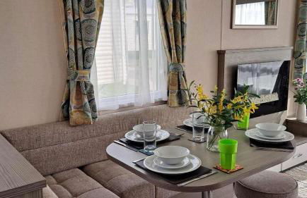 Hayling Island Holiday Park Holiday Home Sleeps 4 - Photo 10