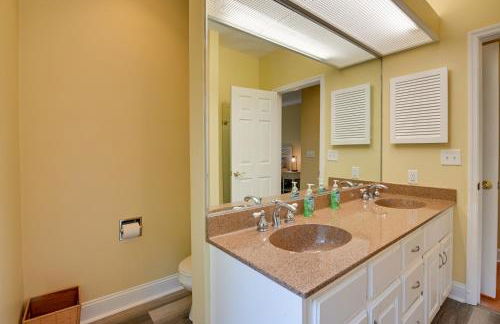 Cottage with Deck and Pool Access about 6 Mi to Beach - Foto 16